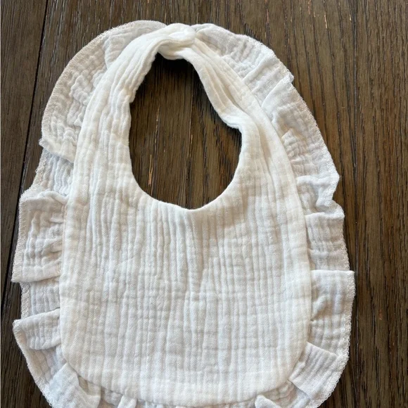 5 muslin ruffle bibs - Picture 2 of 7